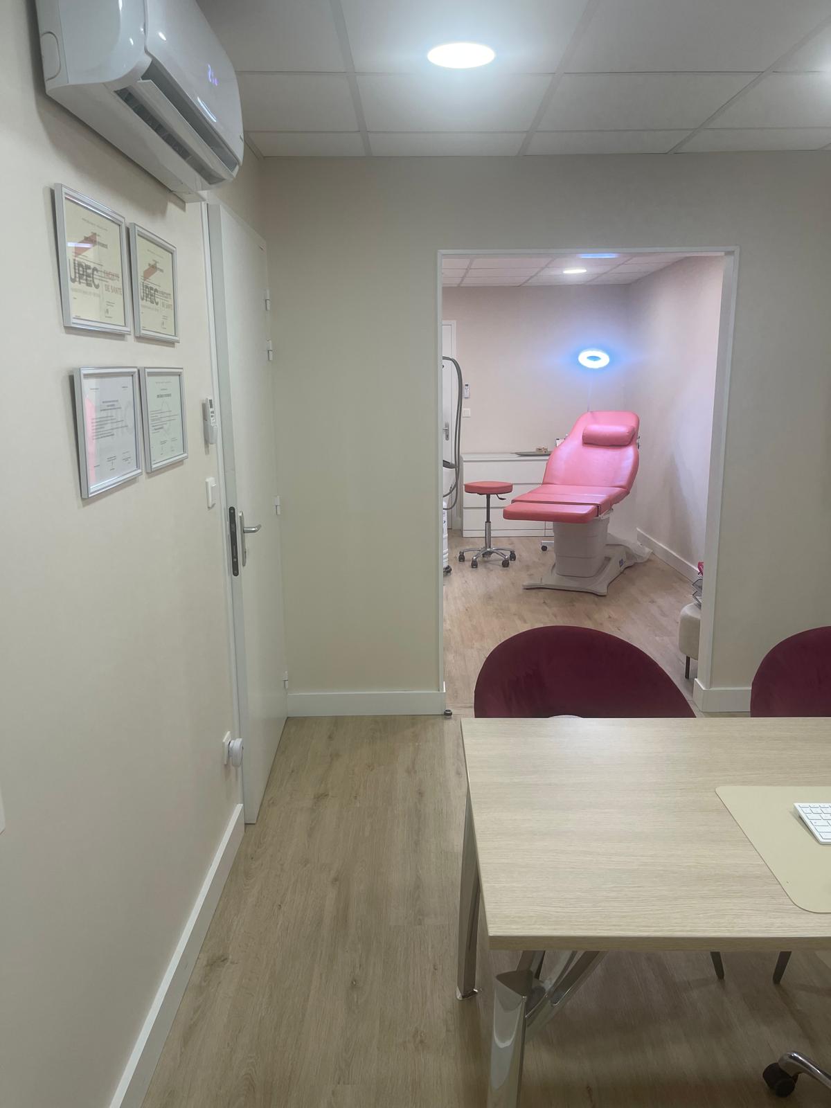 Diplômes du Dr Élodie Martlé affichés au cabinet