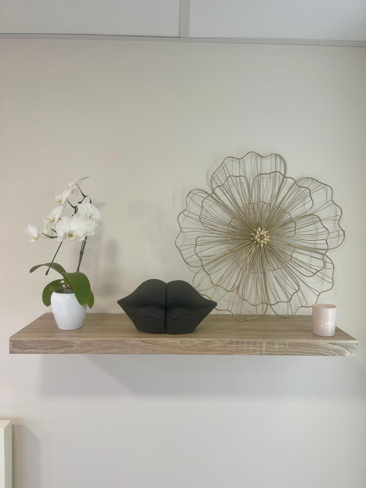 Étagère avec orchidée